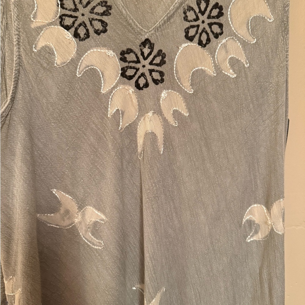 Chic Sleeveless Gray Maxi Dress with Blue Details - Picture 4 of 7